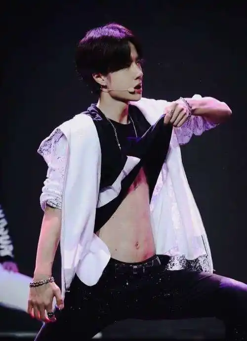 李现八块腹肌130斤,肖战王俊凯身材好到心疼_女生_吴磊_王一博