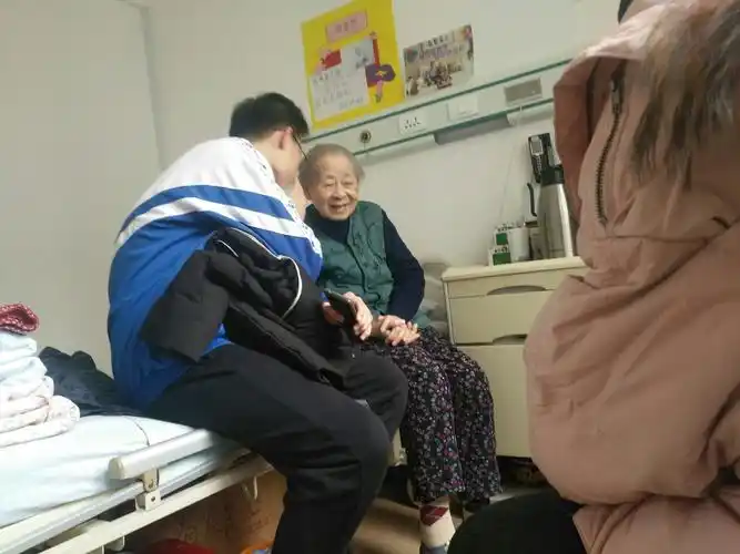 冬至到了,去养老院陪老人包饺子