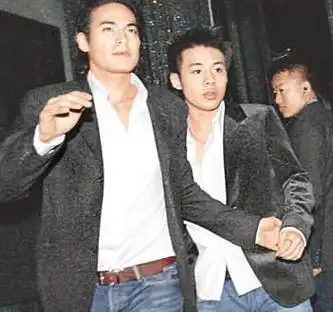 约凌晨三时半,霍启仁(右)由友人护送下离开.