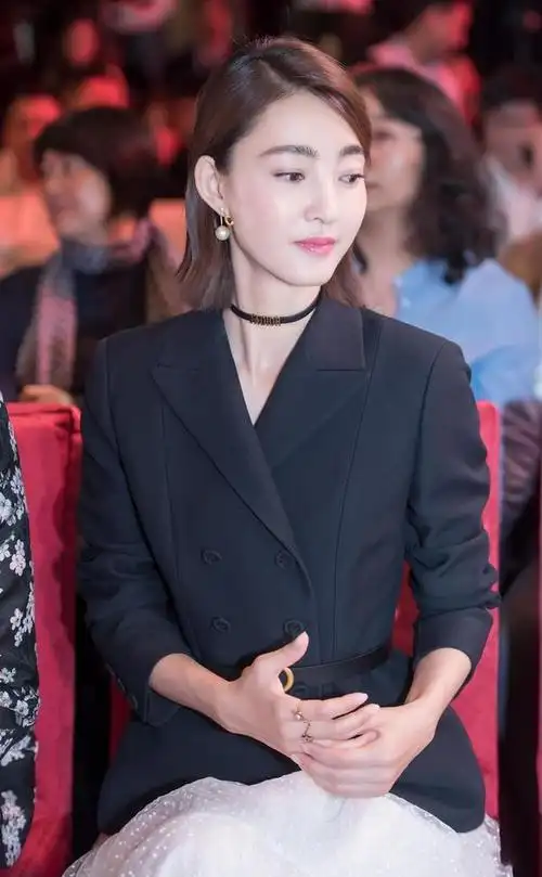 王丽坤一身西装造型很显高级感帅出了新高度