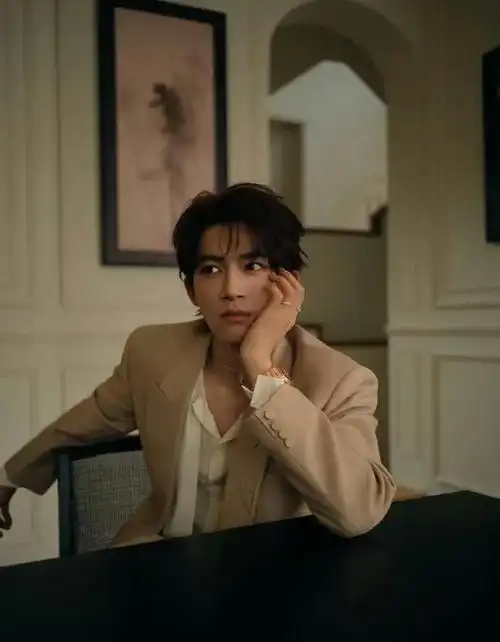 目前看公司排位一哥是许凯,一姐是白鹿,被资源倾斜的"二哥二姐"就是王