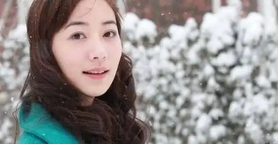 从侧面观察,可以发现韩雪与万山当前的感情相当稳固,关系融洽.