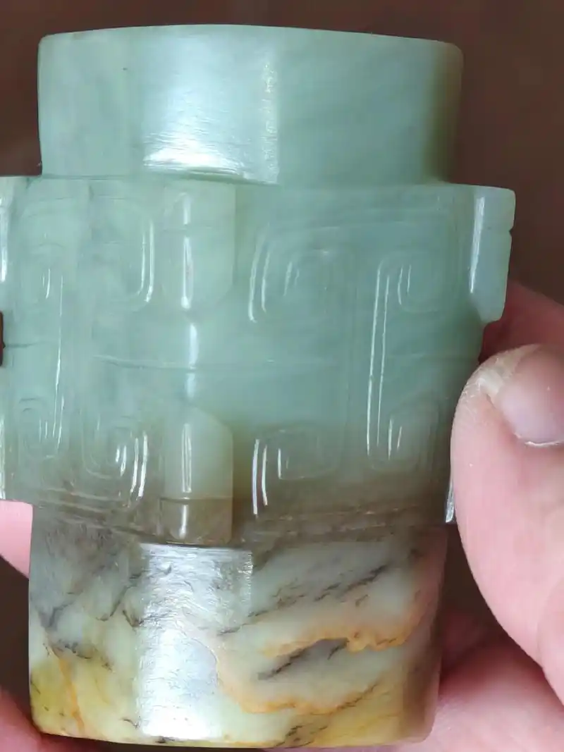 商代玉琮.这件玉琮器型此较特殊,中间四方型,四个边角各雕两只 - 抖音