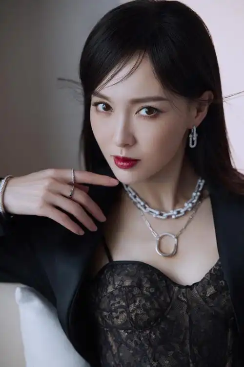 唐嫣穿西装蕾丝裙黑发红唇冷艳迷人