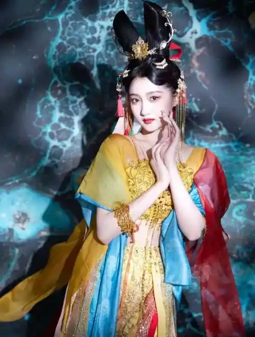 当然,因为敦煌元素很火热,所以肯定不止杨超越一个人cos过,关晓彤也曾