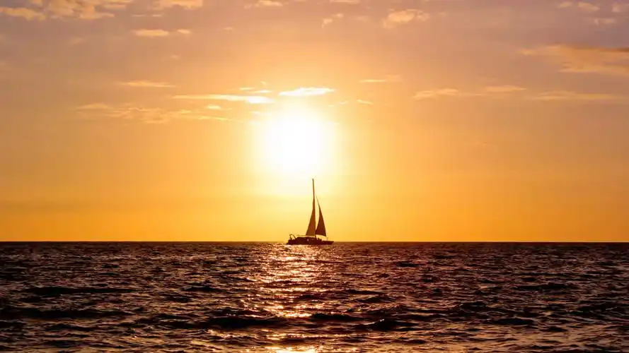 天空下的大海与帆船