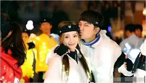 李小璐离婚6年风采依旧贾乃亮却声名狼藉究竟错在何处