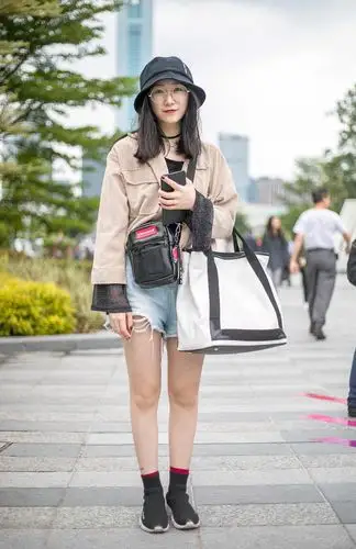 广州街拍 广州天环广场街拍 渔夫帽 热裤 外套 - thomas街拍 - 图虫