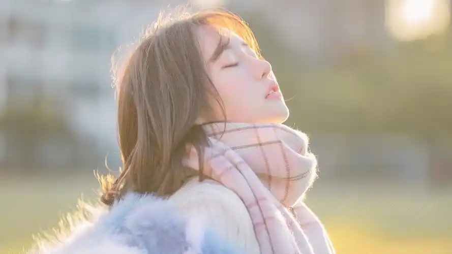 闭上眼睛的小姐姐围巾桌面壁纸-美女壁纸-556资源网