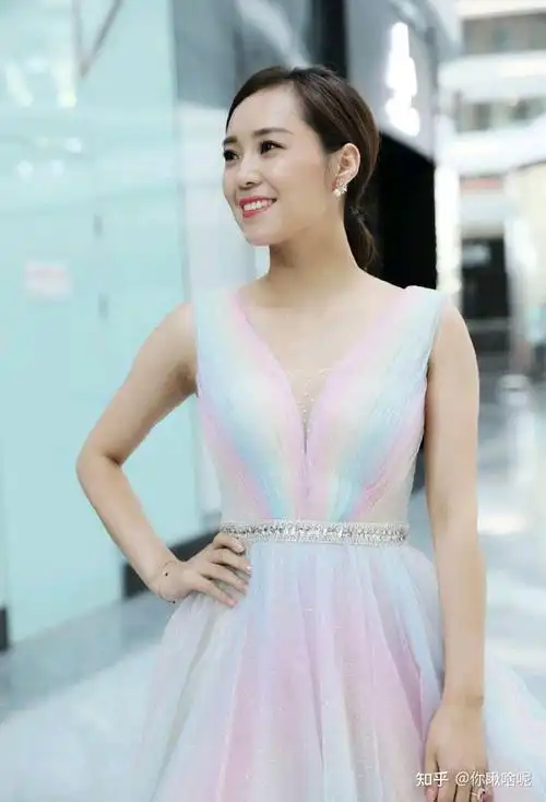 歌手云朵:本是餐厅服务员,18岁后拜师刀郎,与师傅情同父女 - 知乎