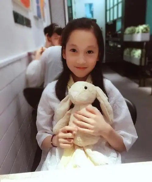 12岁的"星女郎前途无量,但她拍的这张照片被喷"太成熟!