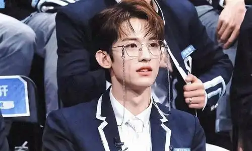 常华森在三年之前参演都市爱情剧《时间倒数遇见你》出道进入演艺圈