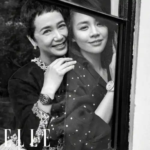 马思纯蒋雯丽合体登封面侧脸线条优美散发同款优雅气质