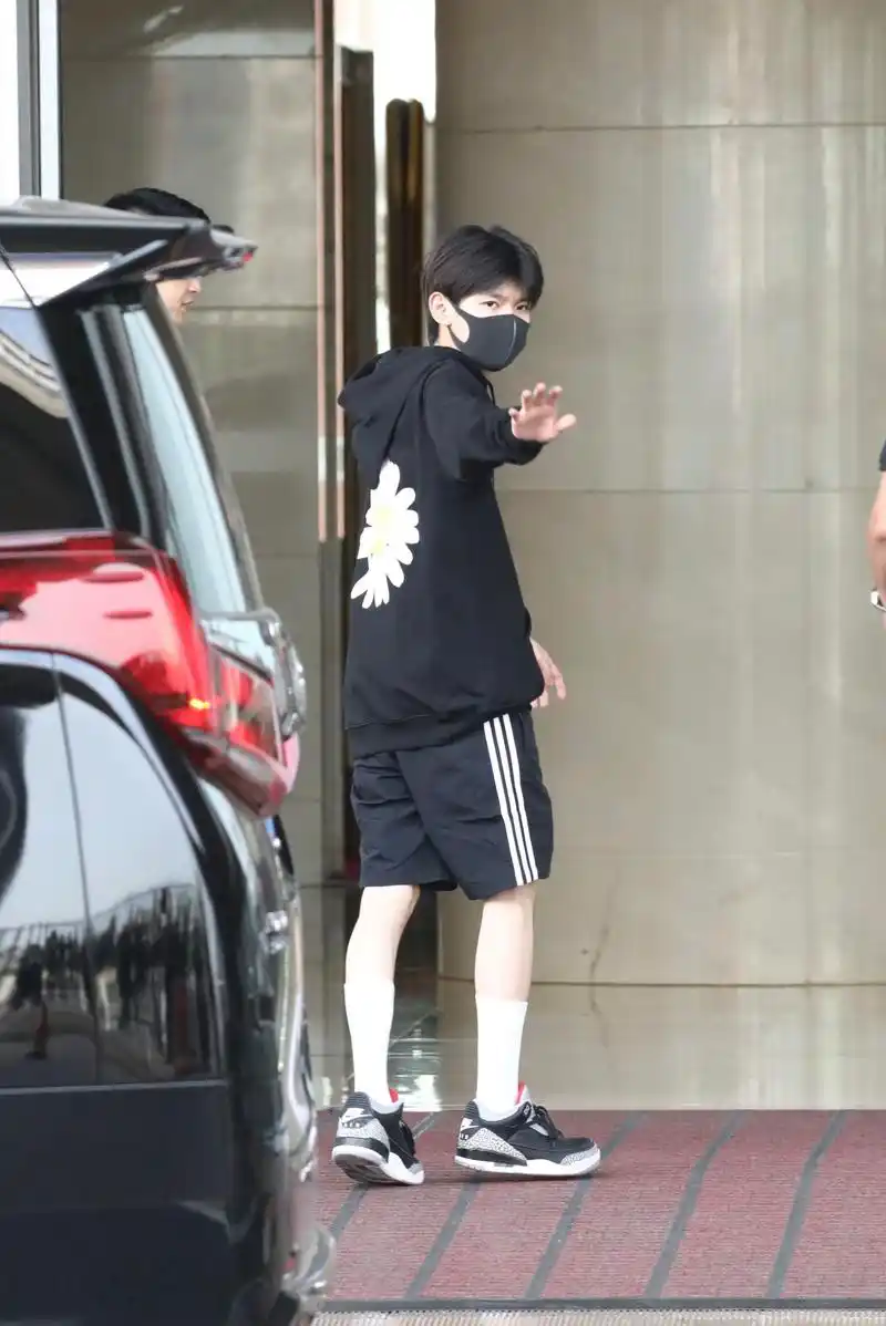 王源现身北京机场飞西安 白得发光的短裤刚哥