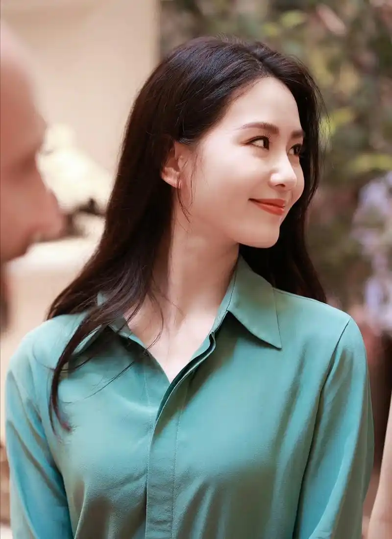 刘诗诗和白鹿侧颜照片,傻傻分不清楚,她们相似度究竟有多高呢