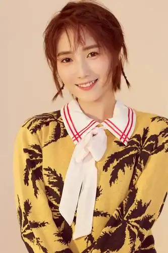 张嘉欣春日写真曝光惬意慵懒上演清澈眼神杀