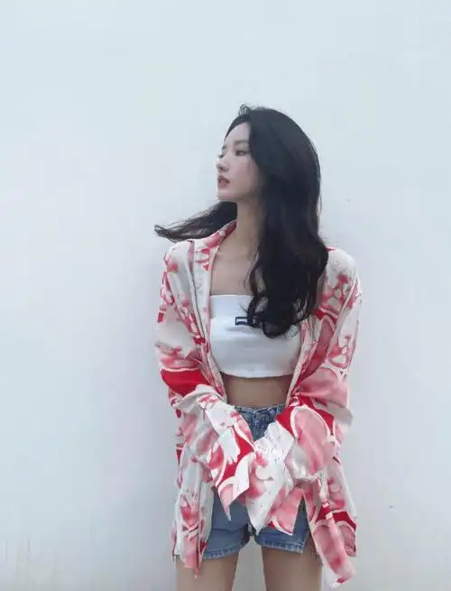 刘些宁机场私服照假两件菱格马甲衬衫裙现身可甜可酷个性十足