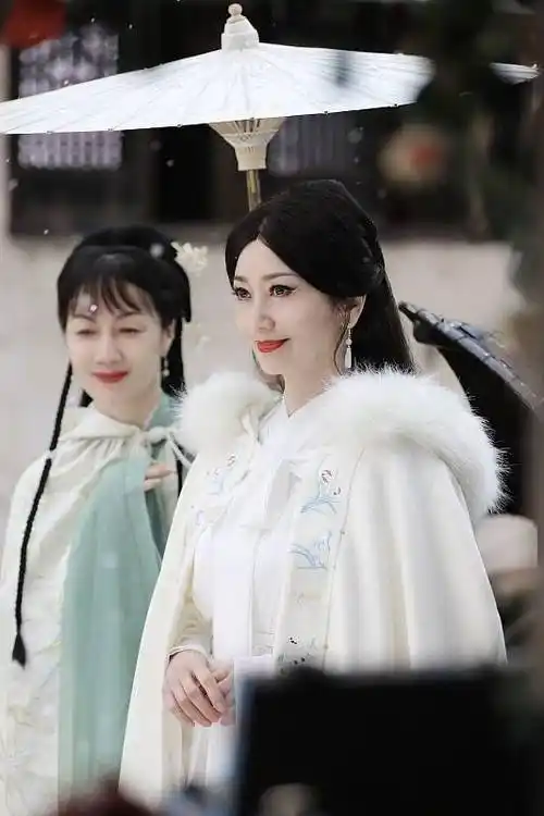 赵雅芝拍摄江南烟雨写真 着古装气质优雅梦回白娘子