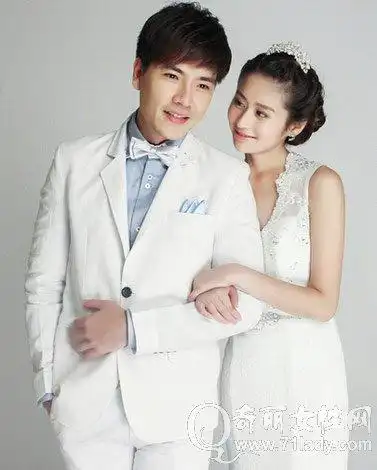 颖儿王传一曝亲密照 再聚首昔日吻戏剧照流出