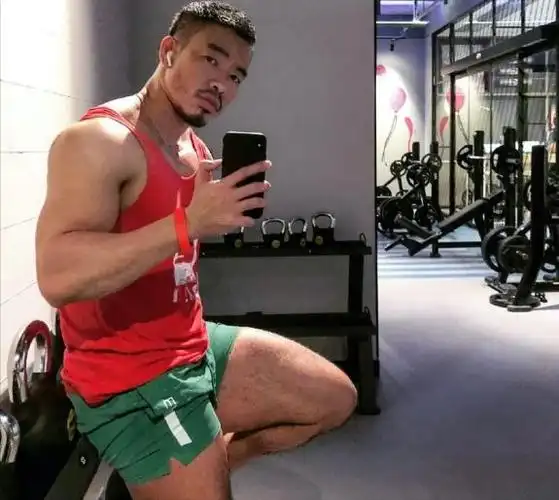 北京健身达人,胡子浓密肌肉发达,拍照纯爷们,网友:想嫁