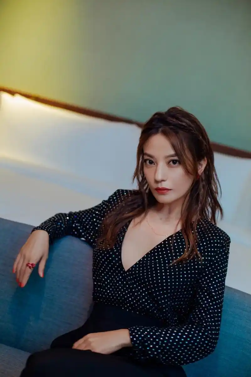 赵薇少女感真好!一款编发造型搭配黄色风衣,美起来真不低调