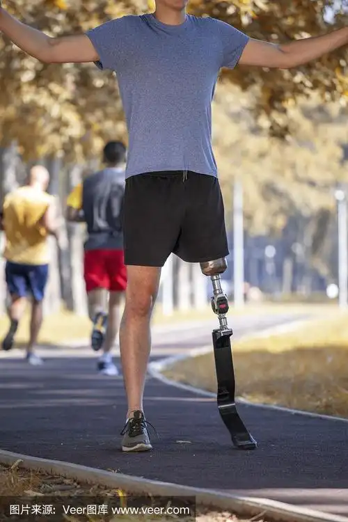 无名青年无腿带假肢在大自然中锻炼.