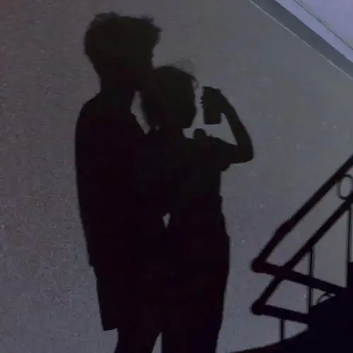 得影子也太好看啦~97大家也可以晚上在背光的地方拍照呀#情侣日常