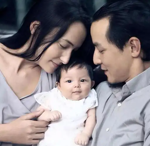 吴彦祖带妻女参加聚会,45岁妻子苍老似大妈,10岁女儿颜值抢镜