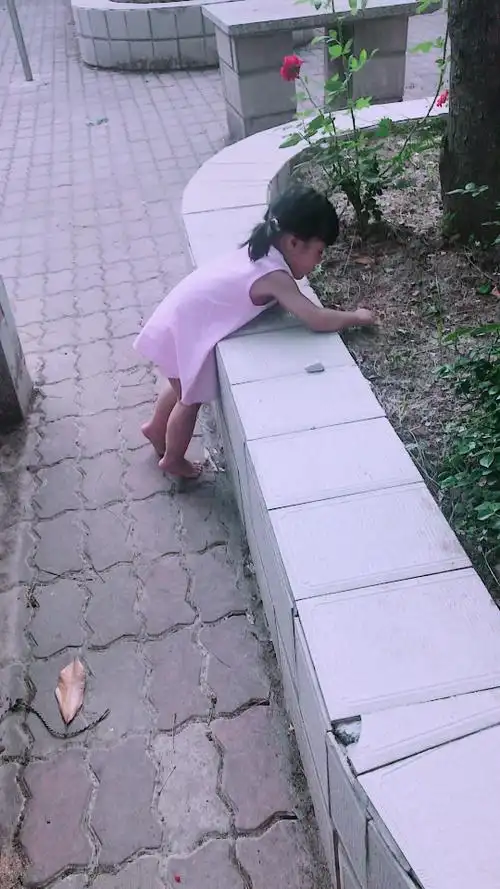 为什么别人家的孩子都穿着鞋,你就是不爱穿鞋,出门就脱!女汉子吗?