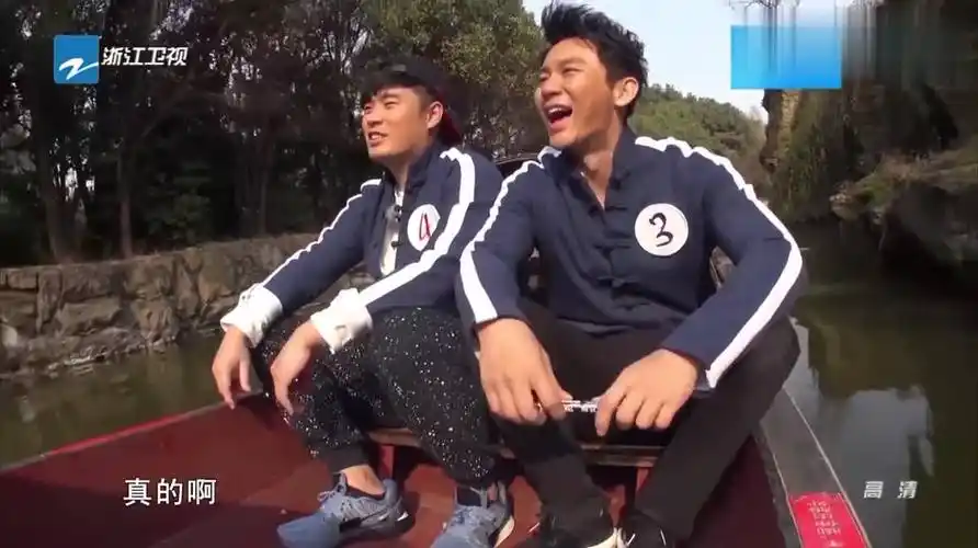 陈赫和李晨乘船竟然唱起纤夫的爱画面看着怪怪的