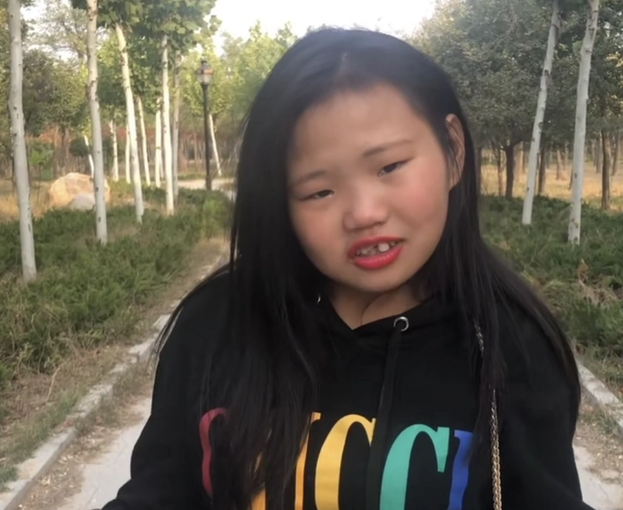 嘟嘟姐凉了又来一个嘟嘟妹,同样独具特色的脸,确定不是亲生的?