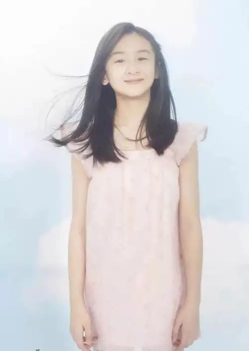 12岁森碟淑女范初现,穿碎花裙文艺又清新,气质比妈妈还好