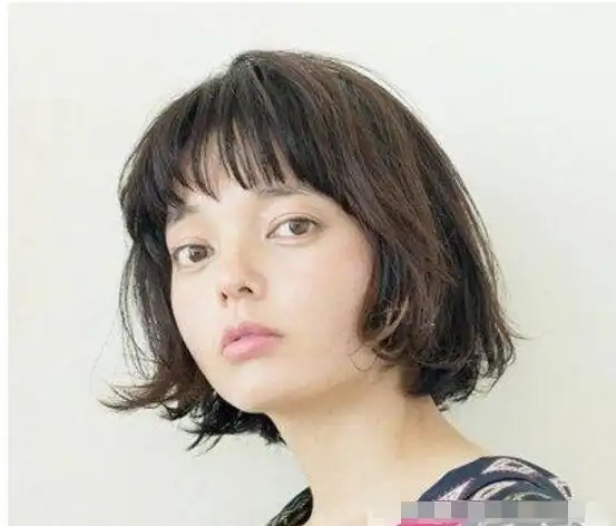 大饼脸最适合的5款短发_大脸发型_西子美发网