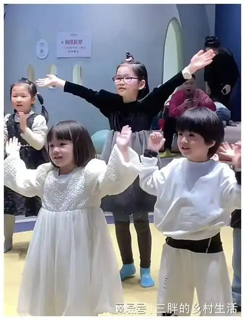 还记得姜潮和麦迪娜的儿子吗复制粘贴了爸爸的五官