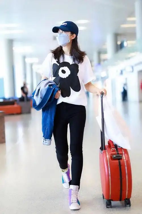 赵今麦街拍:marimekko花朵t铅笔裤nike鸳鸯鞋青春少女