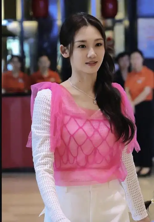 35 岁苗苗现状:穿粉红马甲像少女,冯小刚的眼光真的绝啊