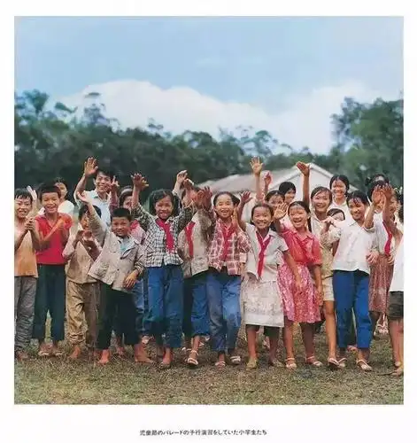 1982年春天,当时只有八岁的两位小朋友用毛笔写下了"中日儿童友谊万岁