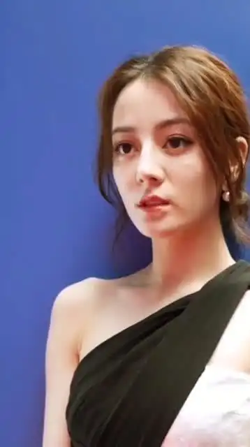 迪丽热巴美是美,憔悴是真憔悴,又老了许多