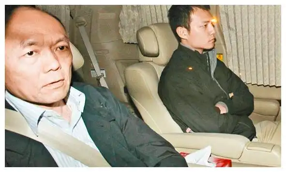 霍启文童年乖巧,坐着庆生吕燕妮帮切蛋糕,还曾与何超云吃晚餐