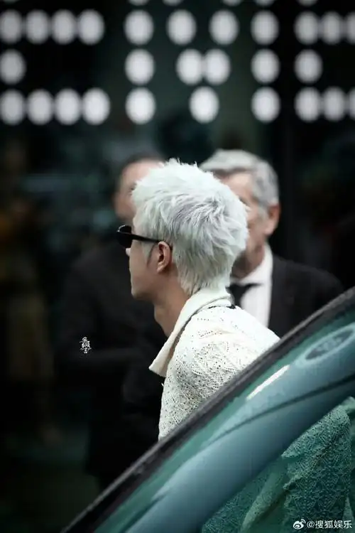 收集一波王一博巴黎时装周路透帅图,可奶萌,可霸总,连背影都那么鲨