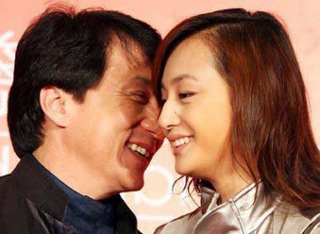 成龙和女明星合影照,图2我是心服口服,图4我会"浮想联翩"