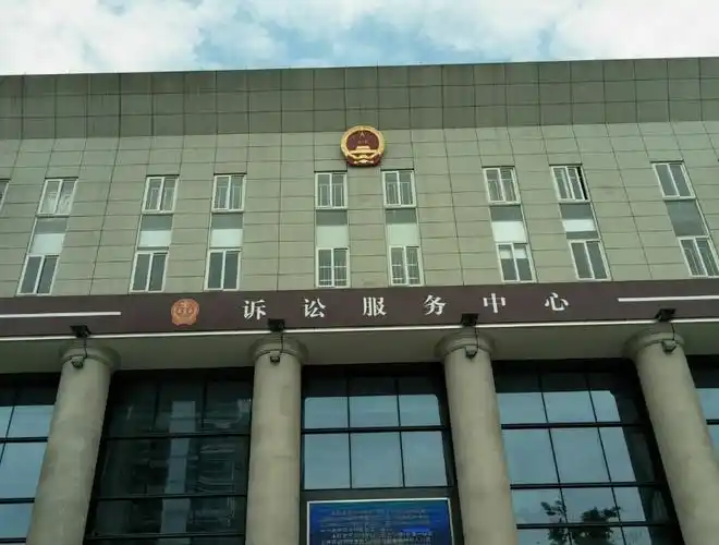 来到法院大门口,肃穆的建筑就让我们惊叹不已,走进大门,还有什么等待