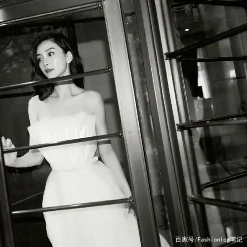 angelababy登开年首封,雀斑妆容拍大片,演绎日系美少女