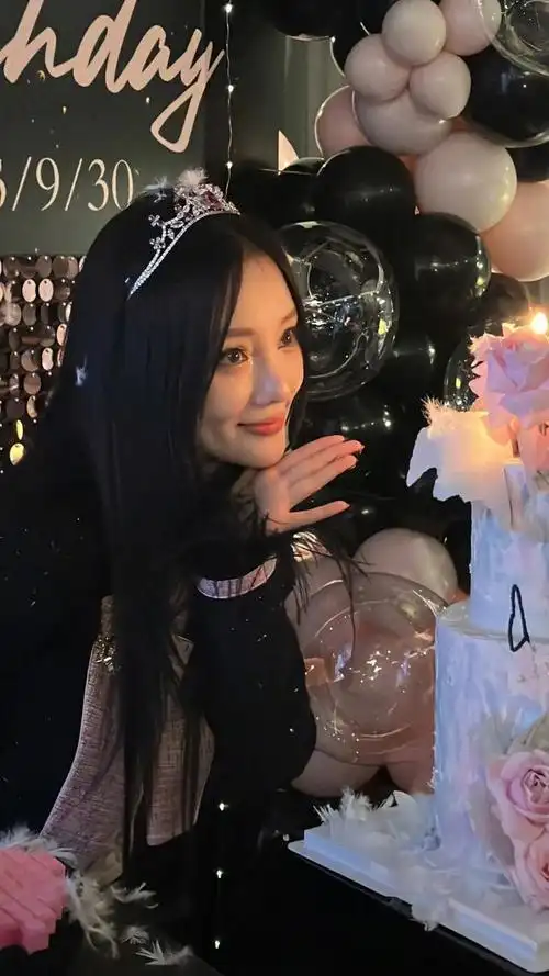 李小璐庆42岁生日,超大玫瑰花束抢眼,一身穿搭身姿好曼妙