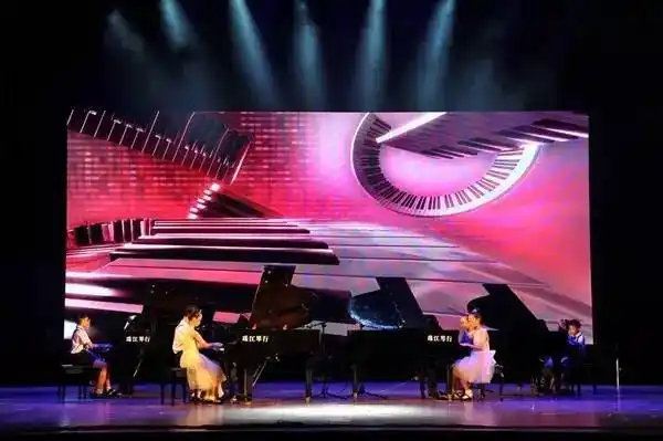 洁媚钢琴四手连弹《拿波里舞曲》(小主持:庚珉,贞之)表演者:何欣桦,陈