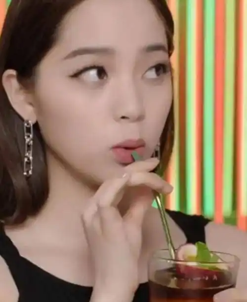 怪不得电视里只有上半身,镜头下移后,是不能看得尴尬名场面_杨颖_网友