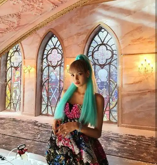 lisa又换新发型一头黑长直又酷又飒像极了漫画少女