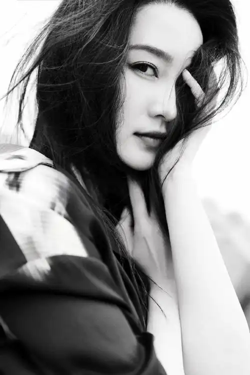 李沁海边礁石黑白大片##李沁侧颜肩颈线条