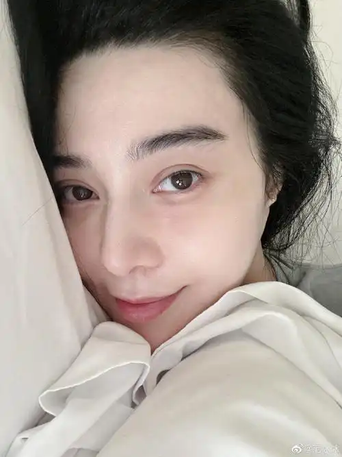 范冰冰最新床照素颜上阵,向网民反击.