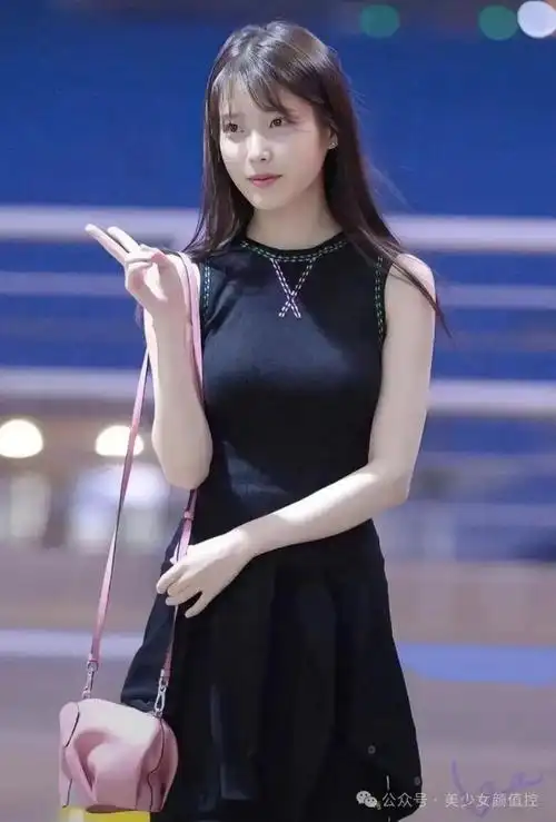美少女颜值控iu李知恩黑色系列包臂裙气质写真